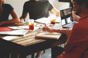 Personnes discutant autour d'une table