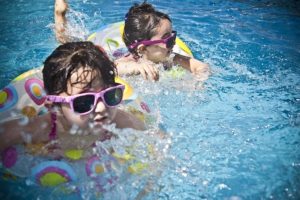 Enfants qui nagent dans une bouée