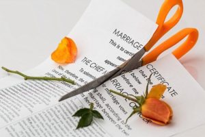 Ciseau coupant en deux un contrat de mariage