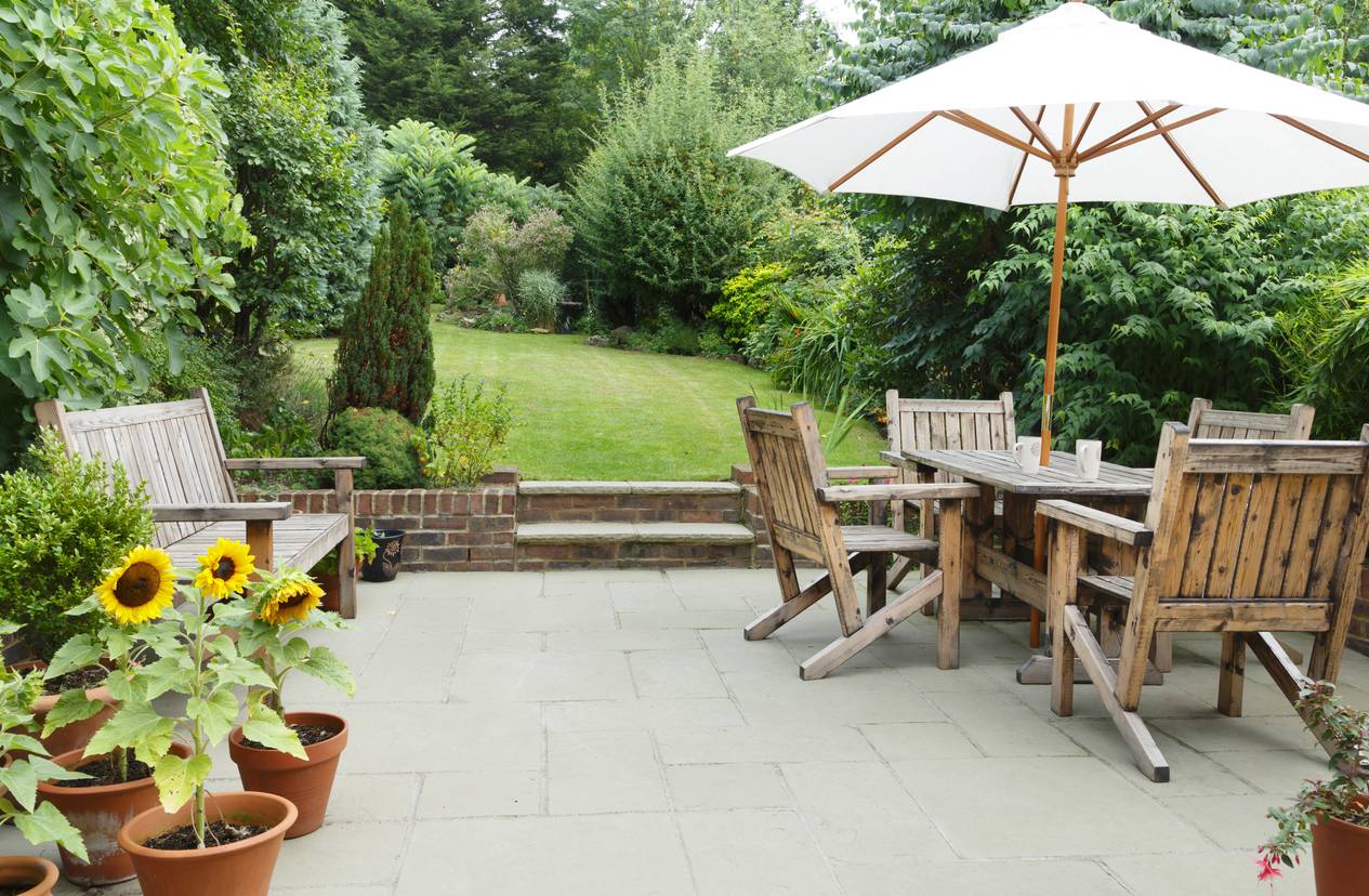 terasse avec table jardin et banc devant jardin