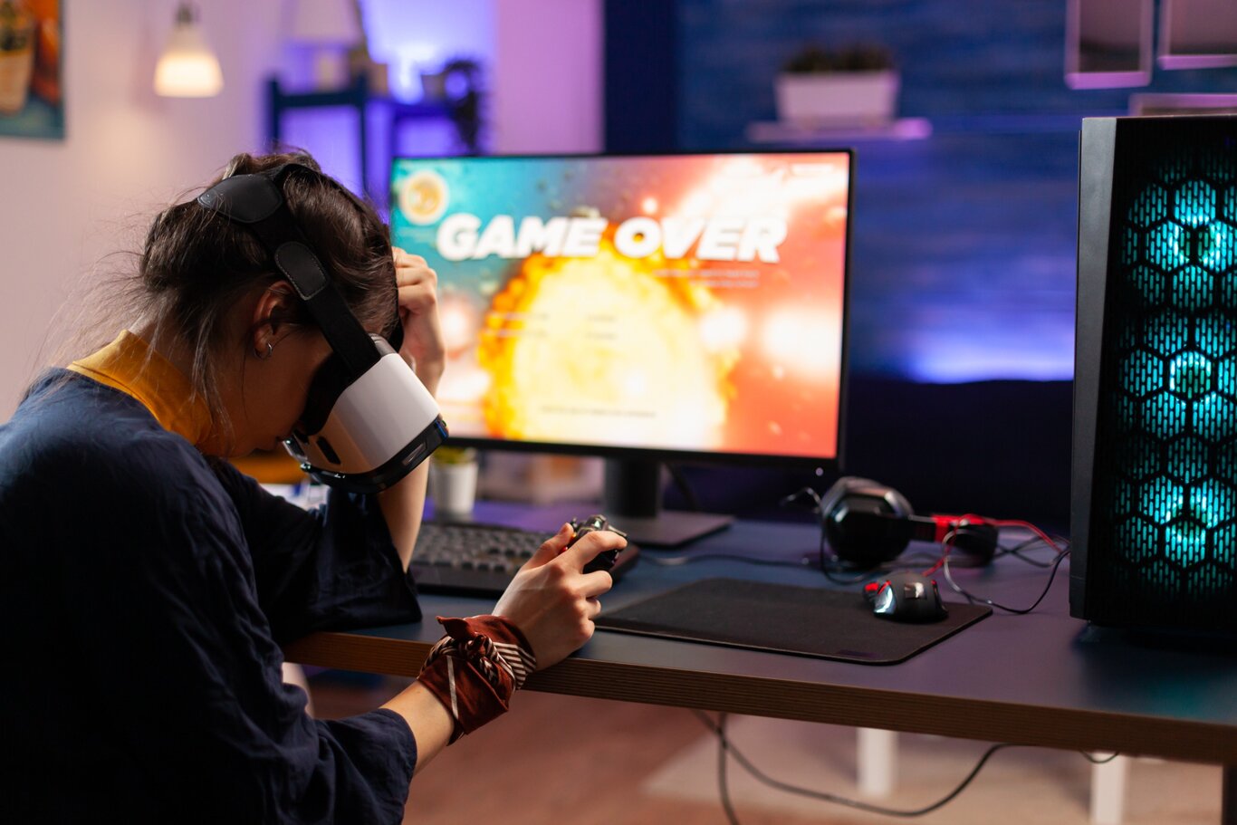 Gamer avec une casque de réalité virtuelle qui vient de perdre une partie
