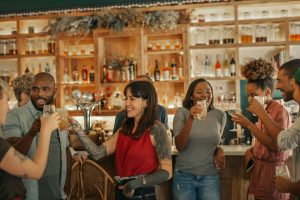 Collègues dans un bar après le travail