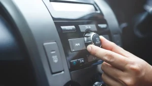 Personne qui manipule le bouton volume