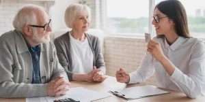 Personnes âgées parlant avec un mandataire d’intermédiaire d'assurance