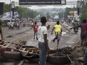 Manifestants dans une rue d'une ville malienne