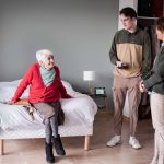 Habitat intergénérationnel : l’innovante cohabitation entre étudiants et seniors en Ehpad