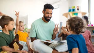 Educateur montessori au milieu des enfants