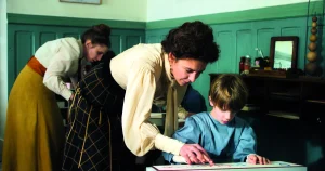 Maria Montessori en train d'enseigner à un garçon