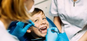 Enfant se faisant soigner ses dents