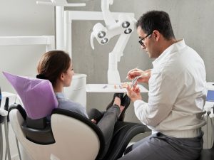 Dentiste avec patient sur fauteuil