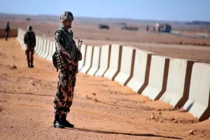 Militaires au bord d'un checkpoint