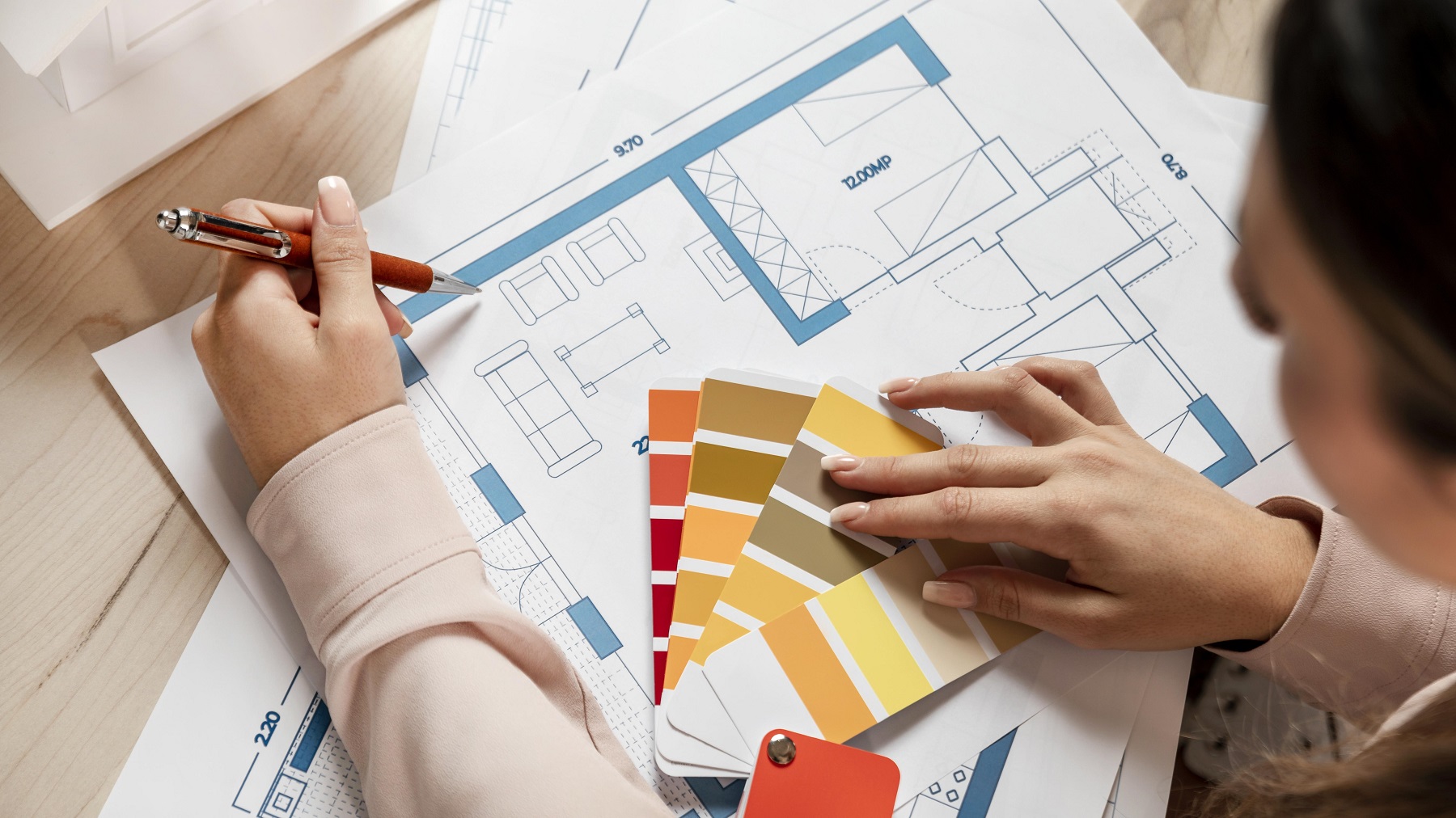Femme designer d’intérieur choisissant des couleurs pour un plan de maison.