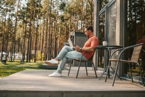 Une personne assise avec son ordinateur portable en terrasse