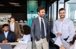 Un groupe de professionnels d’origines et de cultures différentes échange entre eux