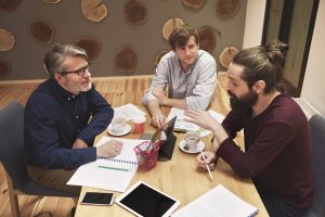 Trois hommes travaillant au bureau