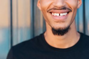 un homme souriant