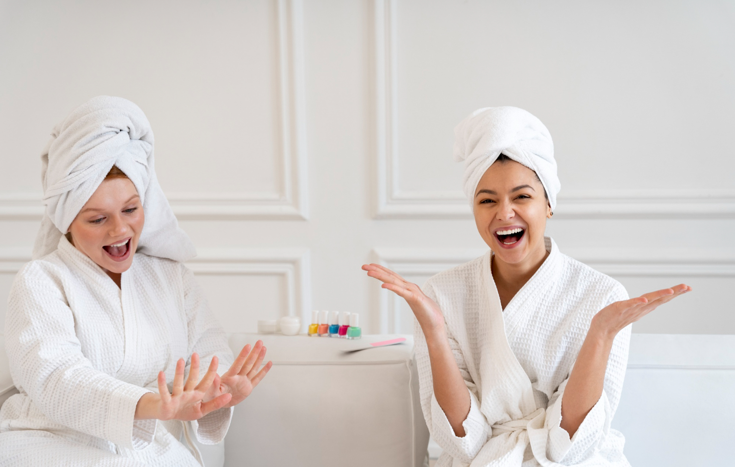 Amis faisant leur routine de soins des ongles ensemble
