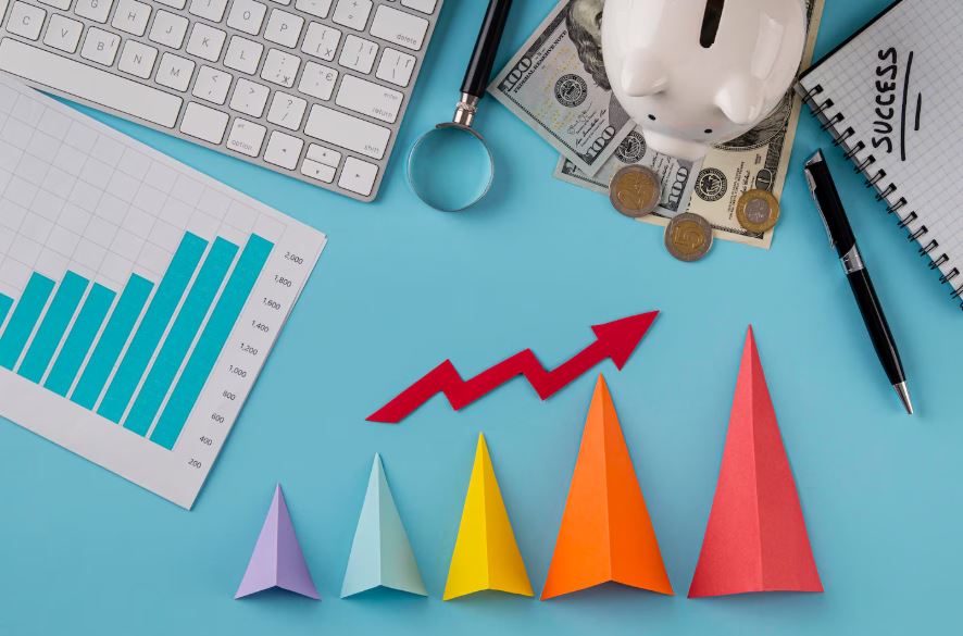 Vue supérieure des éléments commerciaux avec graphique de croissance et cônes de couleurs