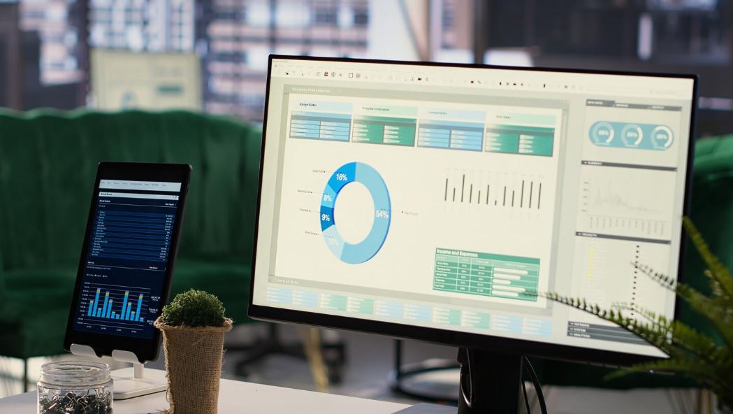 Plusieurs écrans affichent de graphiques et de statistiques