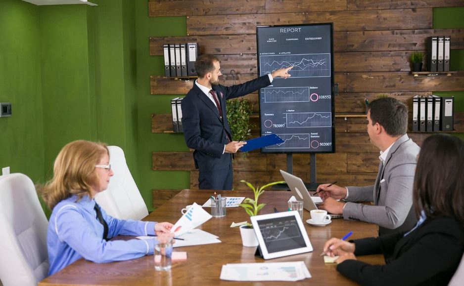 L’intelligence artificielle comme outil d’accompagnement humain dans les organisations modernes