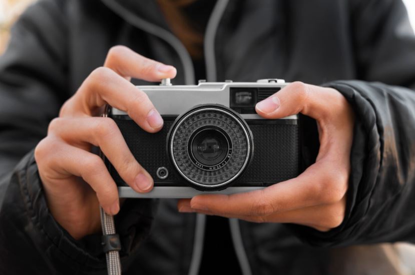 Photographe vue de face avec appareil photo