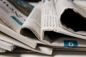 une pile de journaux papier pliés et entassés