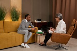 Une thérapeute échange avec son patient