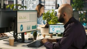 Analyste utilisant des outils numériques pour la gestion économique et financière