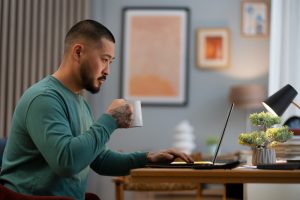 Entrepreneur concentré travaillant sur laptop avec un café