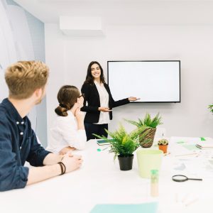 une réunion de travail se déroulant dans une salle de conférence claire et moderne
