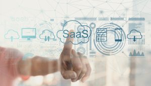Une main touche un symbole de nuage interactif portant le texte SaaS au milieu d'icônes de technologies web.